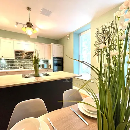 2 Bedroom Stopoverz Apartament *