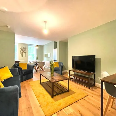 2 Bedroom Stopoverz Apartment
