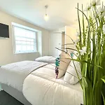 2 Bedroom Stopoverz Apartamento