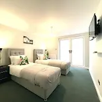2 Bedroom Stopoverz *