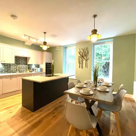 2 Bedroom Stopoverz Бристоль