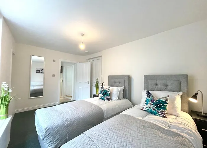 2 Bedroom Stopoverz דירה