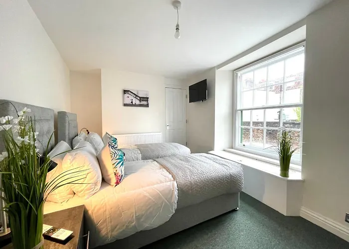 2 Bedroom Stopoverz דירה